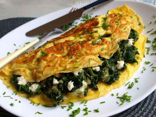 Omelette festivo con queso y espinacas de 193 Kcal