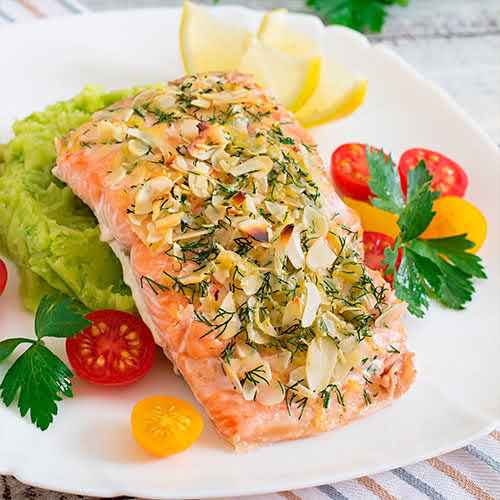 Salmón con costra de almendras