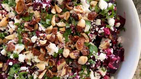 Ensalada de betabel con queso de cabra de 173 Kcal