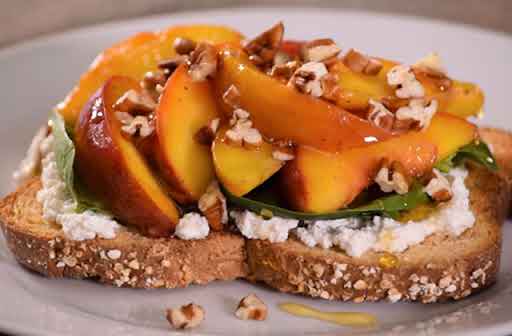 Pan tostado con requesón, durazno y miel