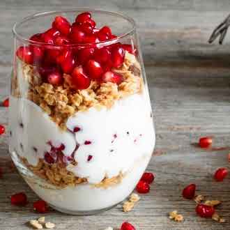 Parfait navideño de yogurt y granola con granada