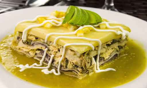 Pastel Azteca con calabacita y queso Oaxaca