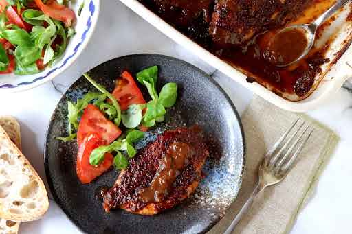 Pollo en salsa de ciruela y vino de 137 Kcal