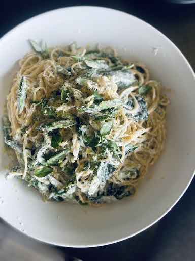 Pasta integral con espárragos y queso ricotta