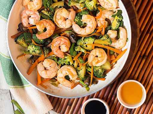 Camarones al ajillo con verduras de 95.2 Kcal