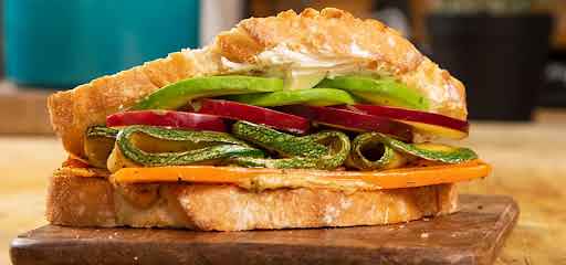 Sandwich de hummus y vegetales de 193.6 Kcal