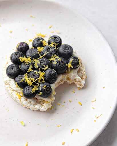 Ricecakes con crema de cacahuate, miel y moras