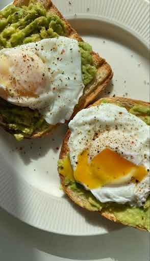 Toast de guacamole con huevo estrellado