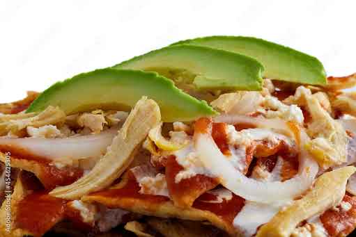 Chilaquiles rojos con pollo y aguacate