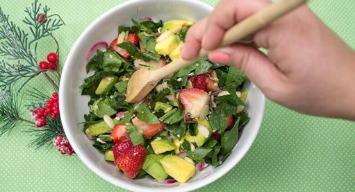 Ensalada de espinaca con fresa y aguacate