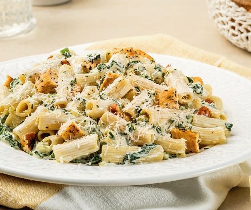 Pasta con crema y pechuga de pollo