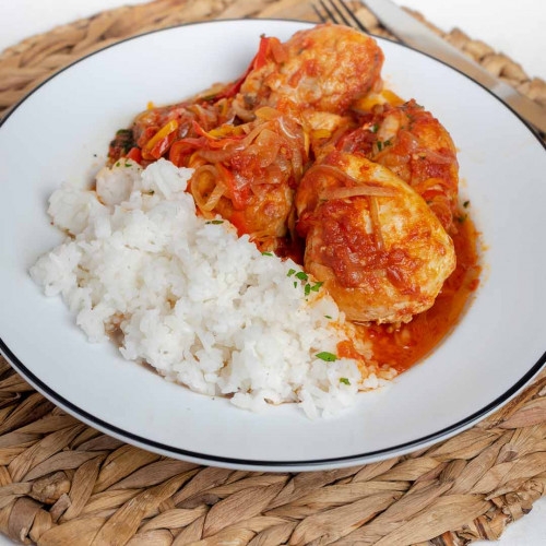 Muslo de pollo en salsa de tomate con arroz