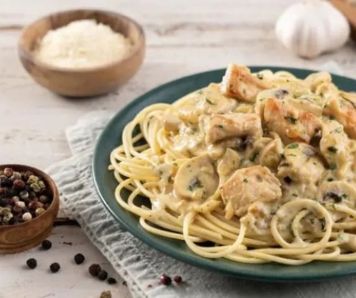 Pasta integral con champiñones y pechuga de pollo