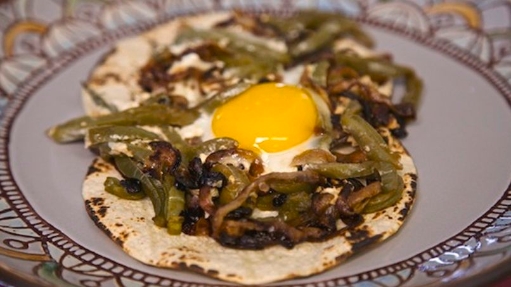 Tacos de huevo con nopales y frijoles