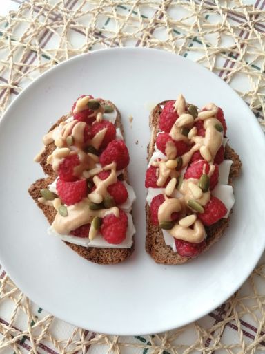 Tostada  frambuesa y queso panela