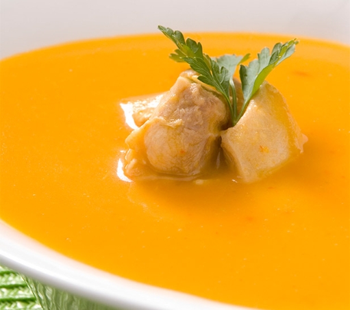 Crema de zanahoria con pollo y queso panela