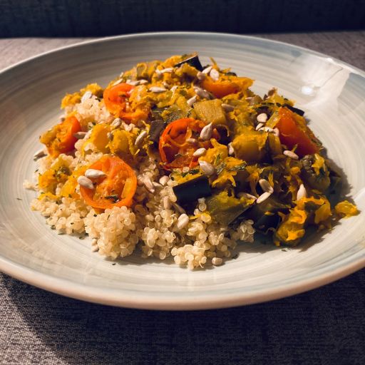Bowl de quinoa con tofu y berenjena