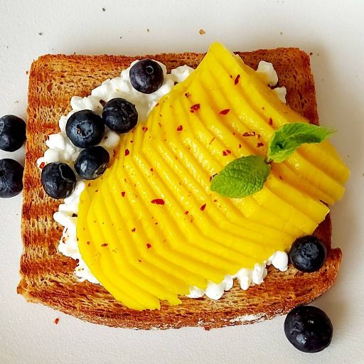 Tostadas de pan integral con queso cottage y mango