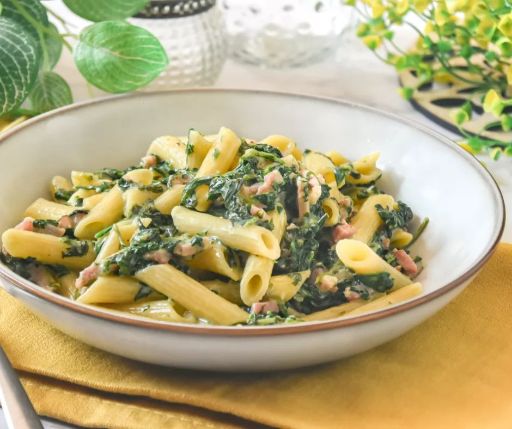 Pasta con queso crema y espinacas