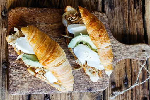 Cuernitos con pollo y queso panela