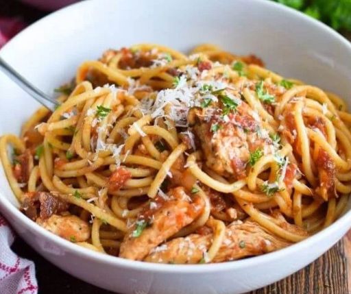 Pasta con pollo y salsa de tomate