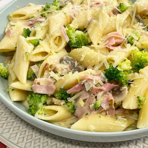 Pasta con brócoli, jamón y queso cotija