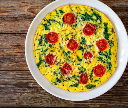 Tortilla de huevo con espinacas, tomate y frijoles