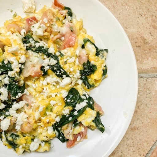 Huevos revueltos con jamón y espinaca