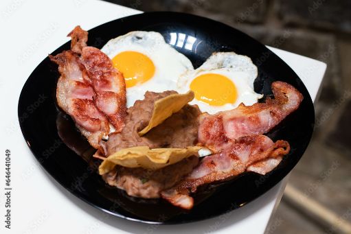 Huevo con tocino y frijoles
