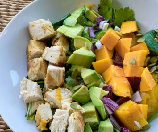 Ensalada de pollo con aguacate y mango