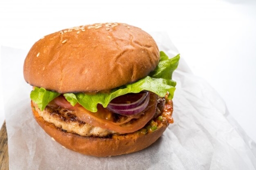 Hamburguesa con lechuga, jitomate y pepino