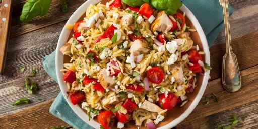 Ensalada de pollo con arroz y verduras