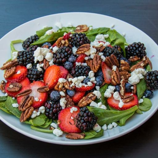 Ensalada de espinaca con fresas, arándanos y queso de cabra