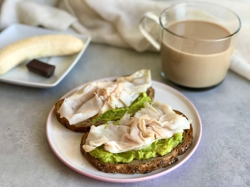 Tostadas de aguacate con pechuga de pavo