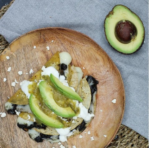 Quesadilla de huitlacoche con queso panela, aguacate y papaya
