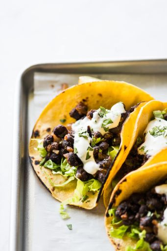 Tacos de frijoles con crema
