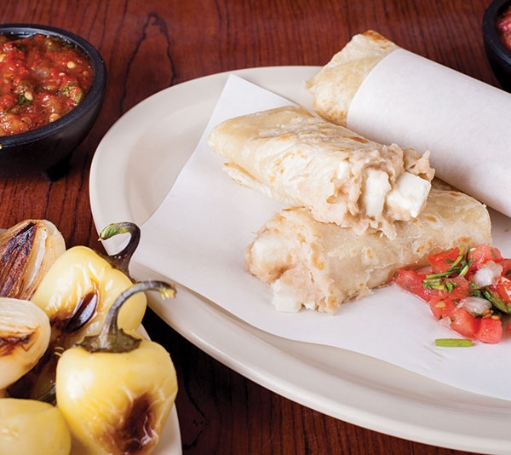 Burrito con frijoles y queso panela