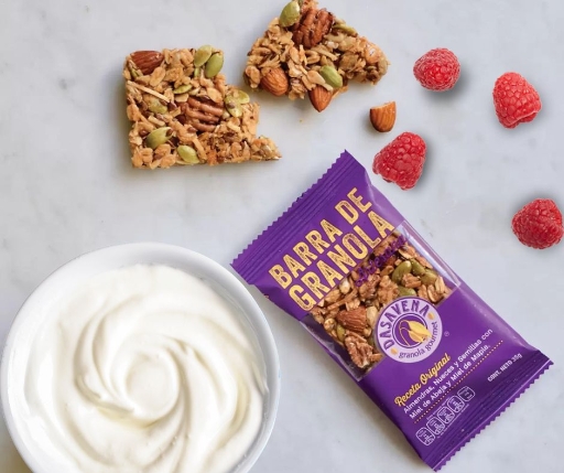 Barra de avena con frutos rojos y yogurt griego natural de 230 Kcal