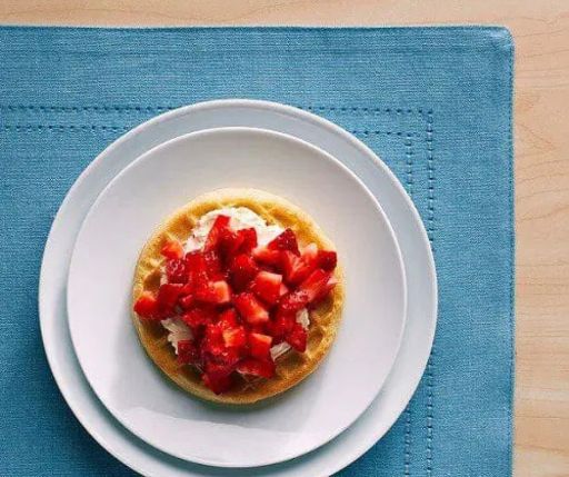 Wafles integrales con fresa y queso cottage