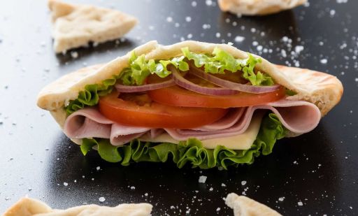 Pan árabe integral con queso panela y pechuga de pavo horneada y aguacate