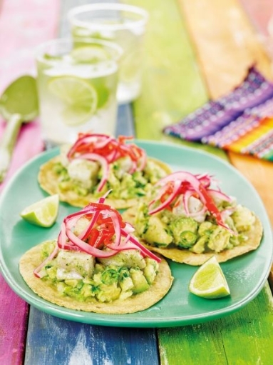 Tostadas de pescado con guacamole y verduras
