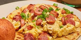 Huevo con salchicha y yogurt natural con mango