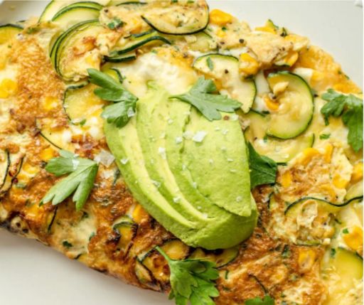 Omelette de pollo y calabacita con cebolla