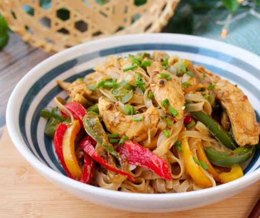 Fideos de arroz con pollo y verduras