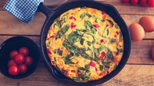 Tortilla de huevo con acelga y tomate