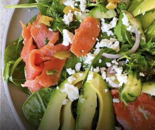 Ensalada de salmón ahumado con verduras