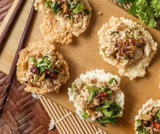 Tortitas de arroz con muslo de pollo y arúgula