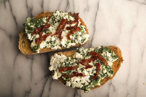 Tostada integral con queso ricotta y acelga cruda