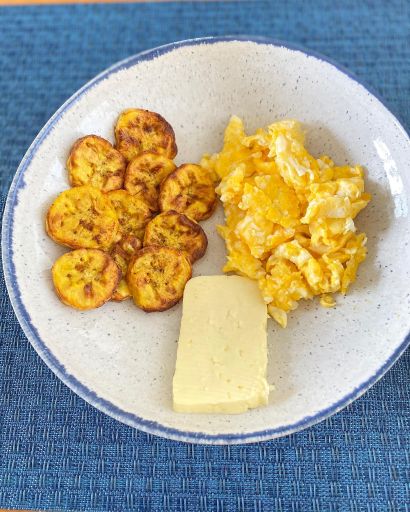 Plátano macho con huevo y queso fresco