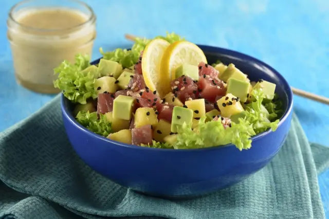 Ensalada de atún con galletas salma, piña y verduras